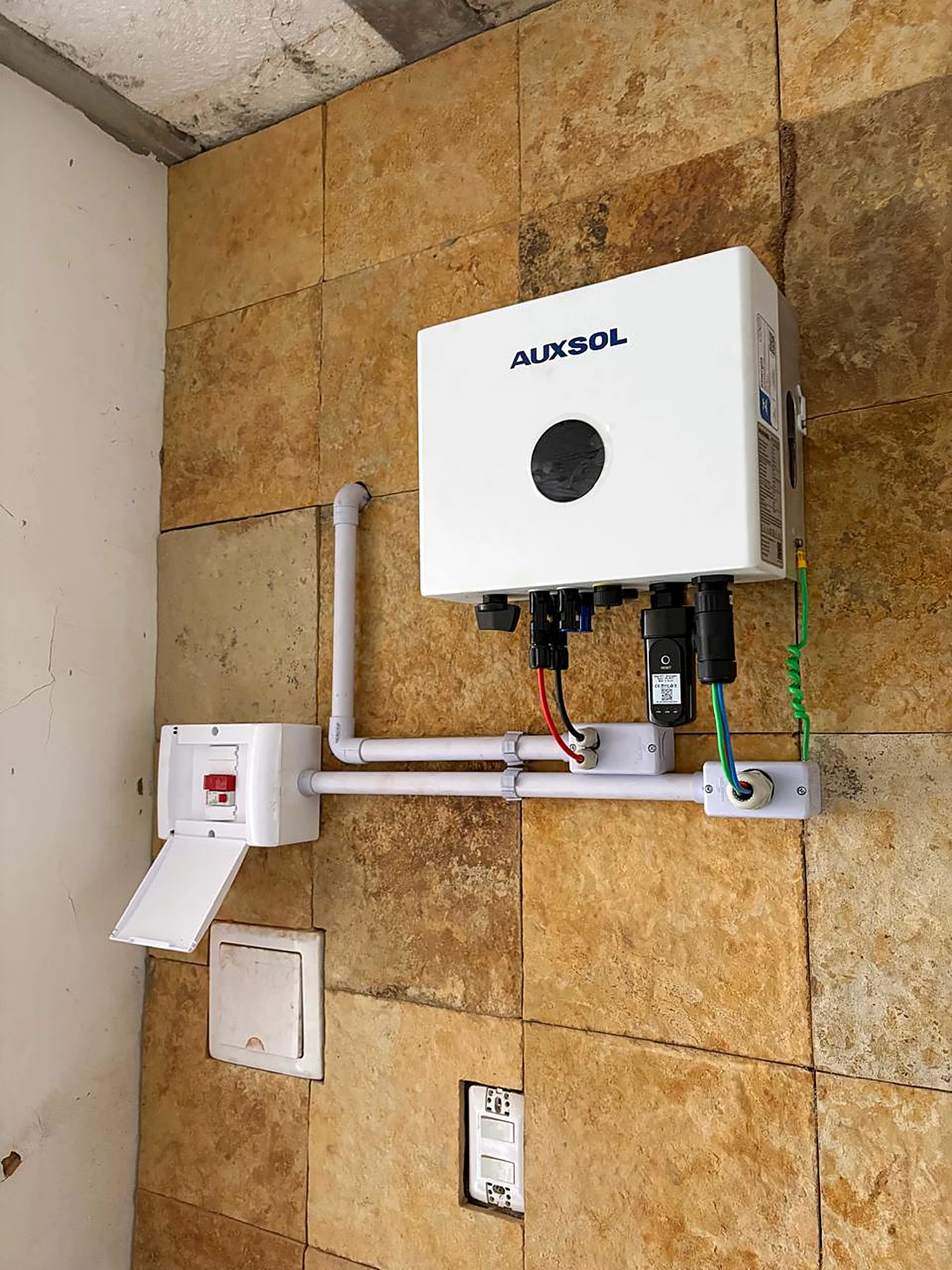 Inversor solar instalado com conexões e proteção
