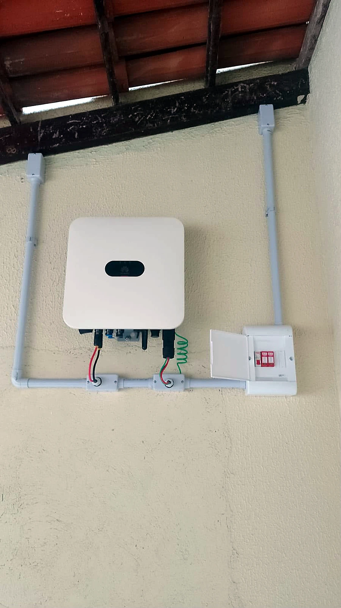 Inversor com eletroduto e quadro de proteção